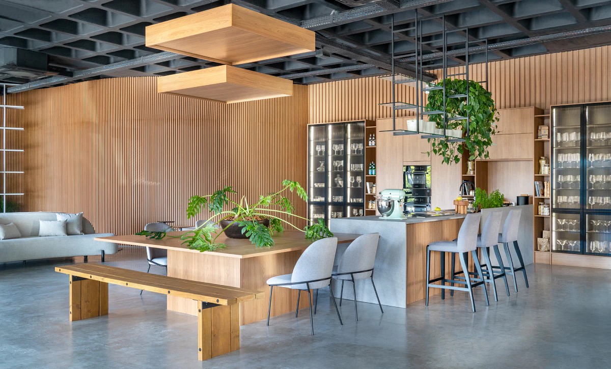 O conceito da Coleção Prisma é apresentado no showroom exclusivo, localizado no parque fabril, com ambientes dinâmicos e espaços fluídos. Foto: Robert